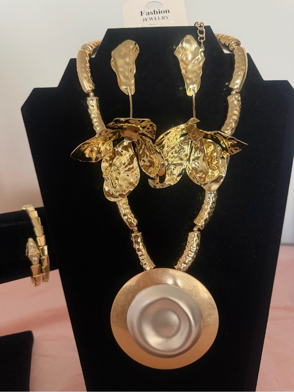 Fashion Jewelry Gold Floral Statement Necklace with Pendant Earrings and Bracele